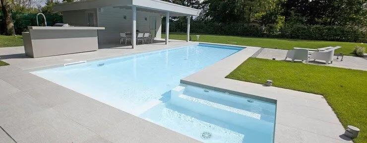 piscina fondo bianco
